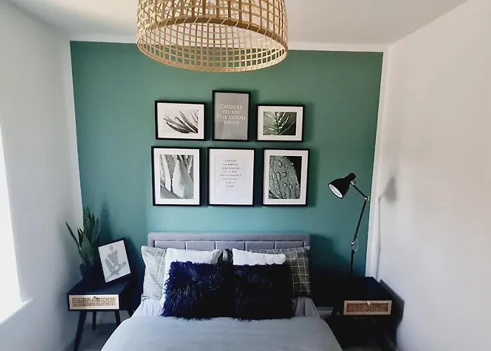 Beautiful 2Bed House With Garden, Walking Distance To Town - Free Parking